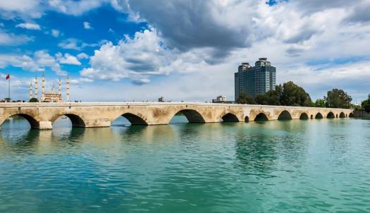Kuzey Mezopotamya'nın tarihi ve doğal güzelliklerini gösteren bir manzara